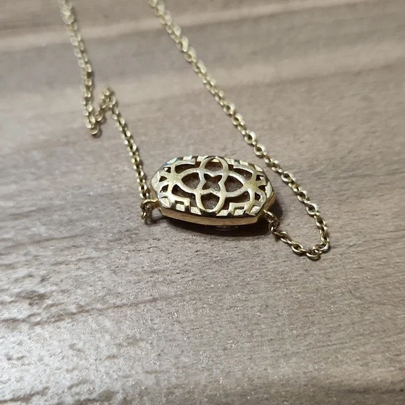 Lightly Used Kendra Scott Necklace - Picture 4 of 5